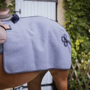 Captured_ecran2024-12-27153434_32b271a8-67c6-44df-95eb-2e55a60df4b2.jpgv1735311724 Couvre Reins Quarter Woltouch - Paddock Sport